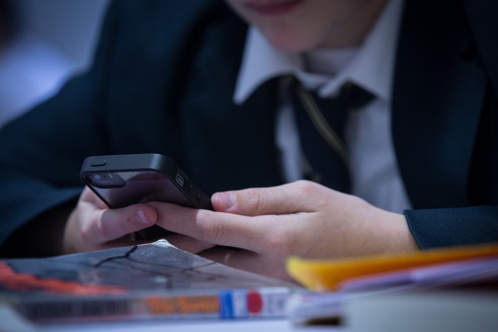 School boards struggling with how to implement cellphone restrictions, association president says