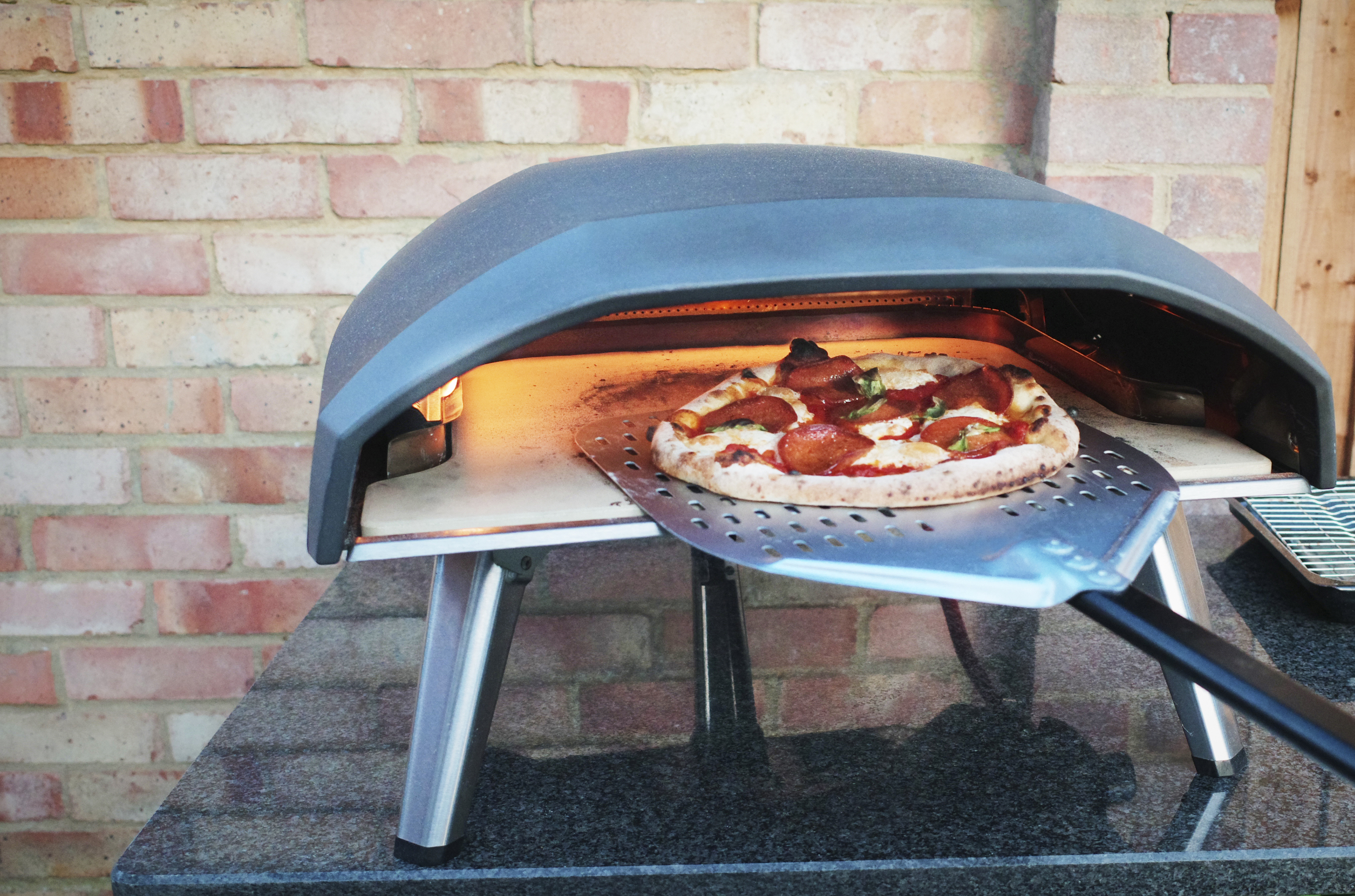 Outdoor pizza oven