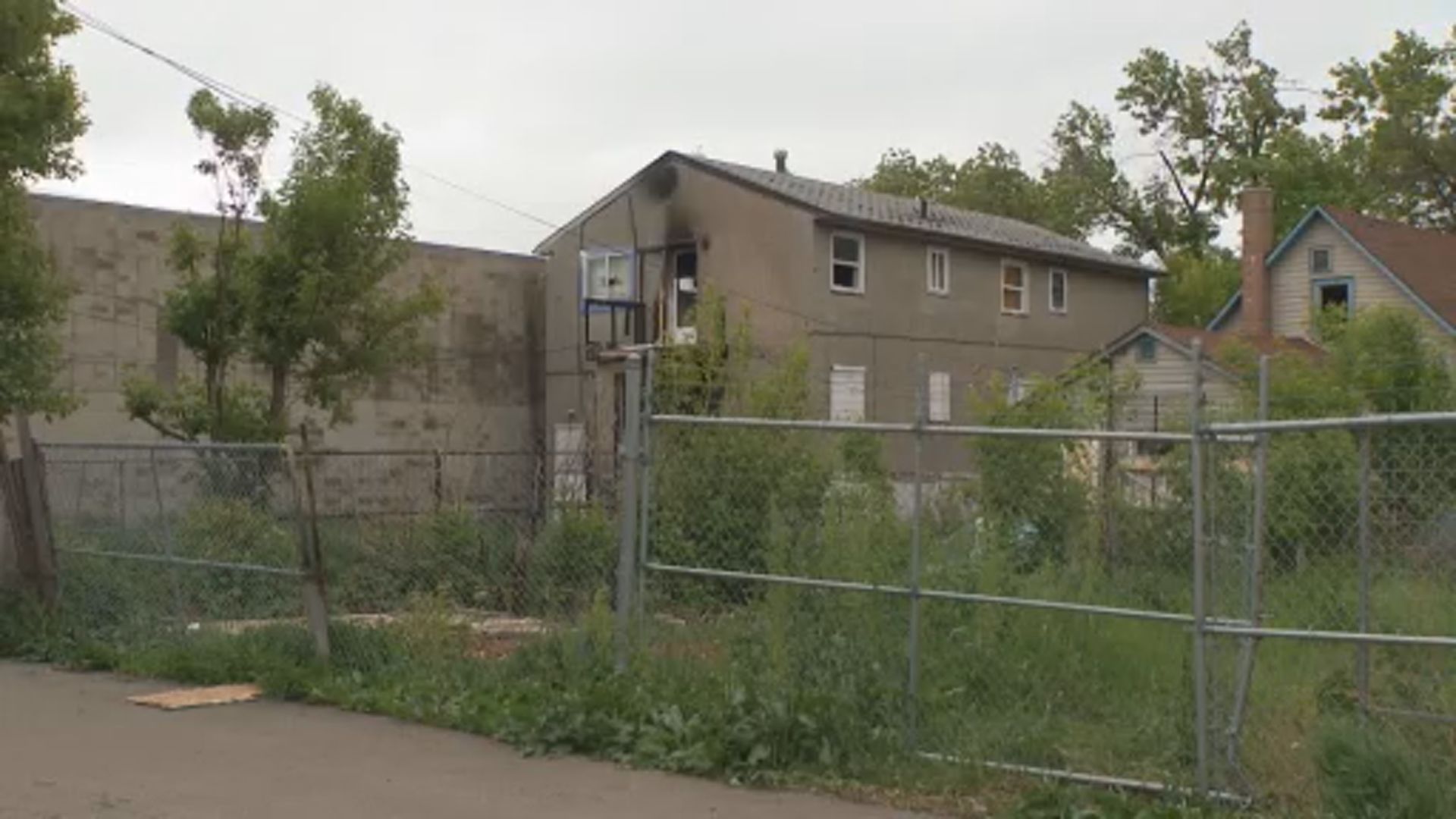 Двама души са били откарани в болница от спешна помощ