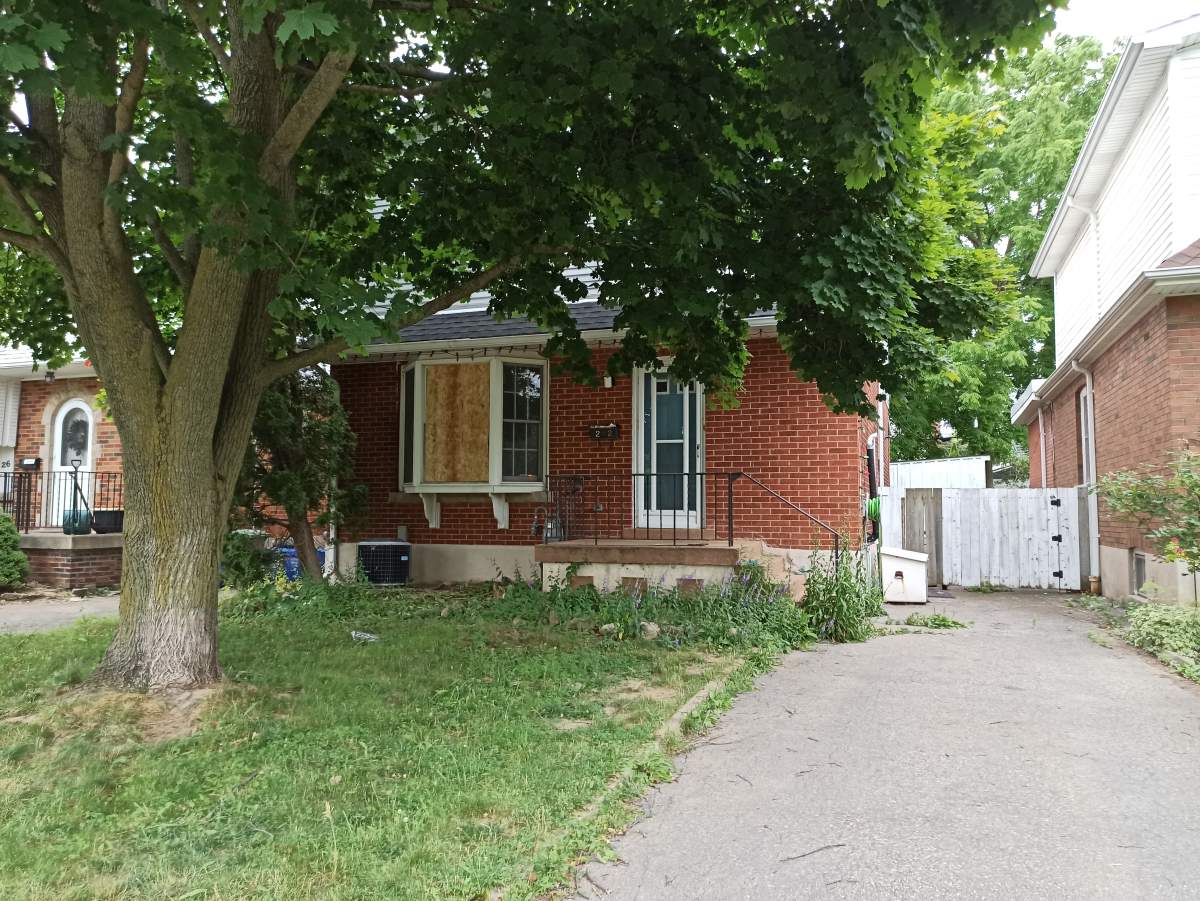A photo of a residence on Parkside Drive in Hamilton, Ont. Provincial authorities say the home is part of an investigation for the alleged operation of an illegal dog boarding business.