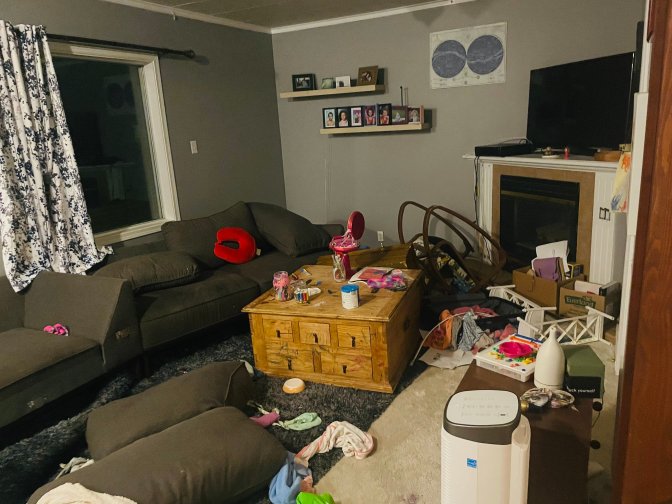 Rossland, B.C. mother and kids hide in their room as bear trashes their house