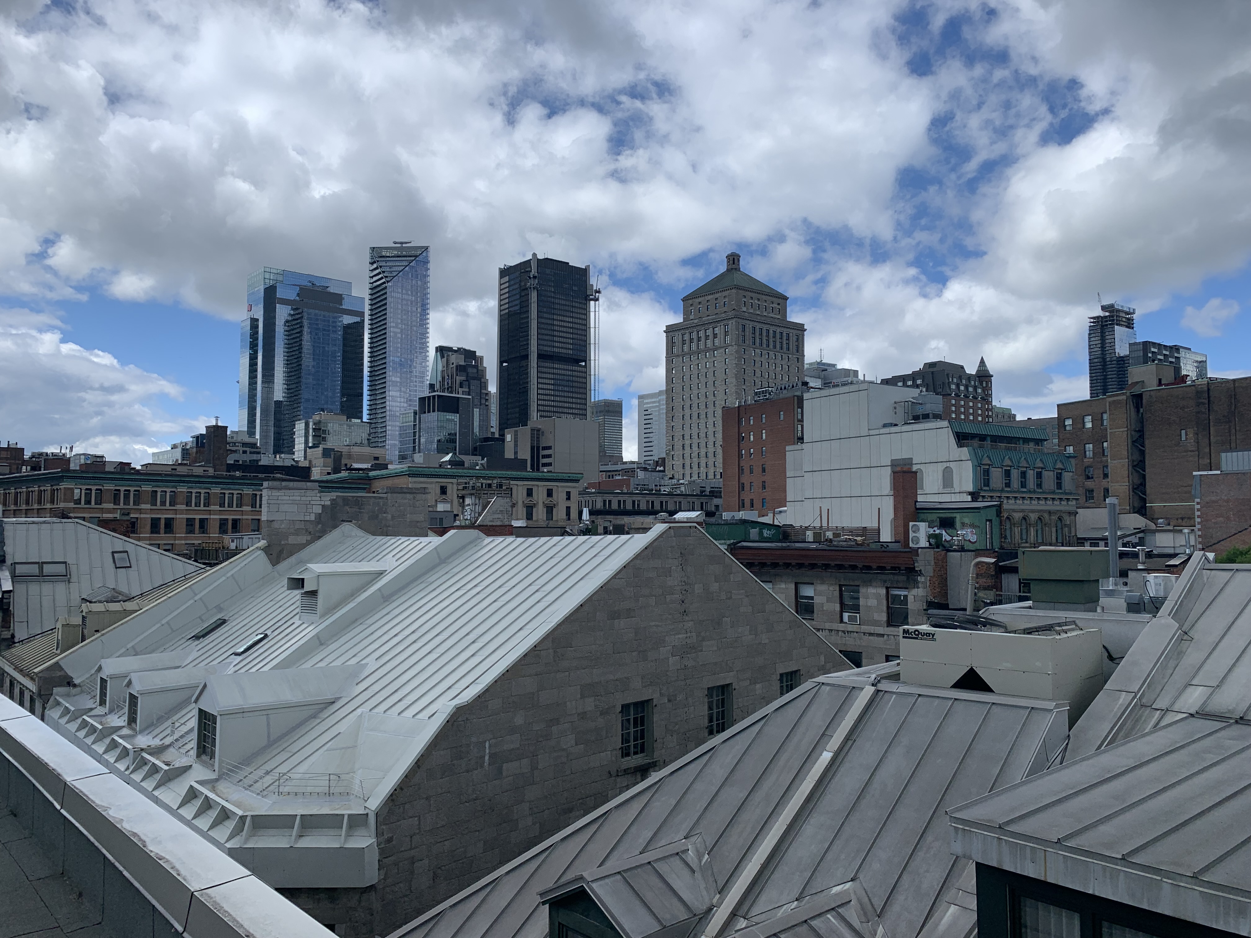 Кметът на Монреал Валери Планте заедно с членовете на нейния