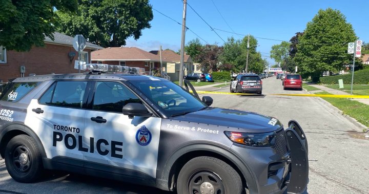 Тийнейджър намушкан след сбиване с 30 души близо до училище, съобщи полицията в Торонто