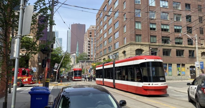 3-ма ранени при сблъсък между трамвай и превозно средство в центъра на Торонто