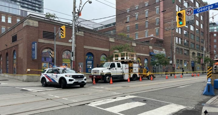 Пътят в центъра на Торонто все още е затворен след дерайлиране на трамвай