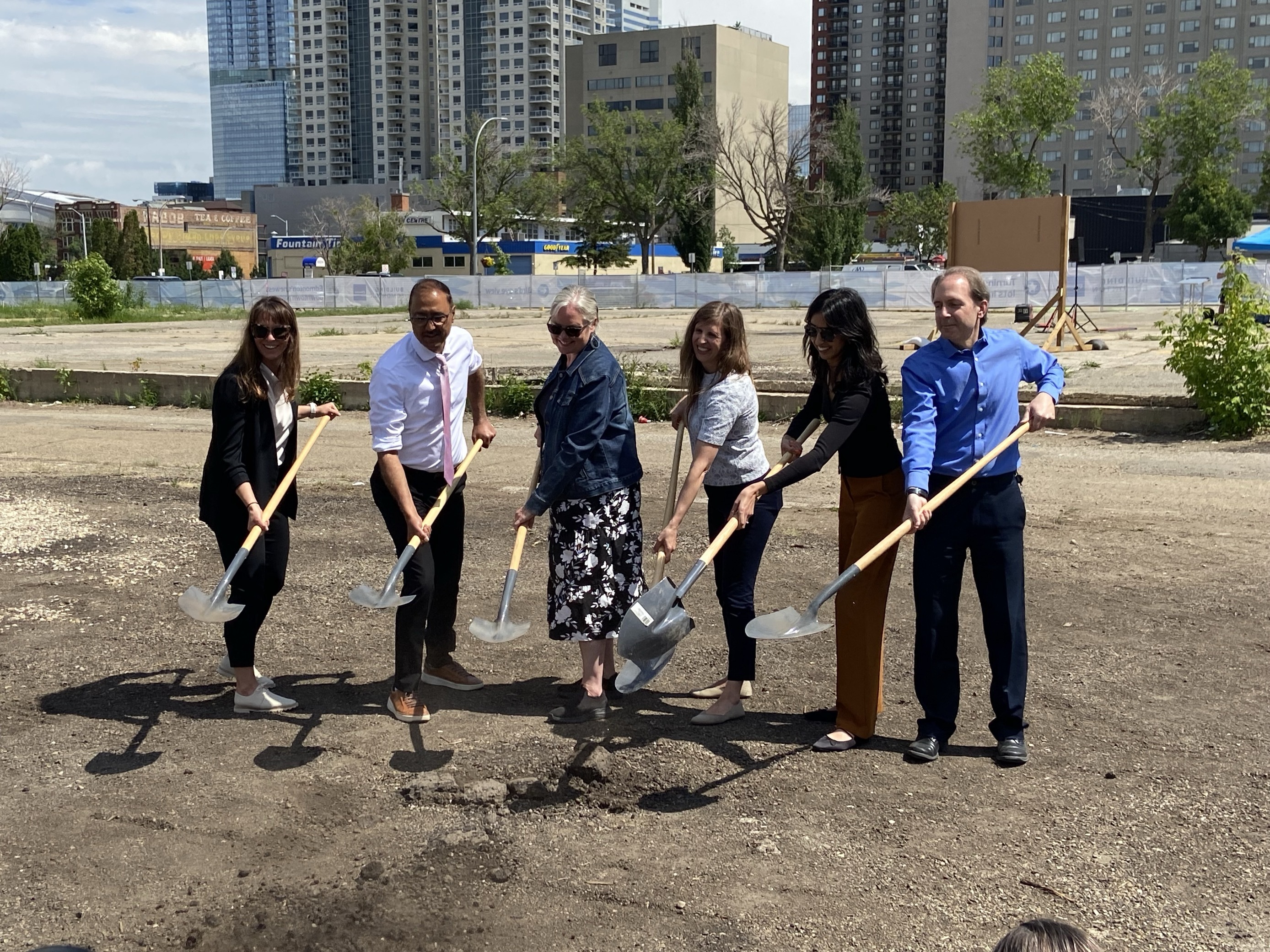 След години работа по планиране и проектиране град Едмънтън прави