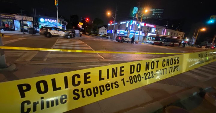 Полицията в Торонто съобщи че трима души включително заподозреният са