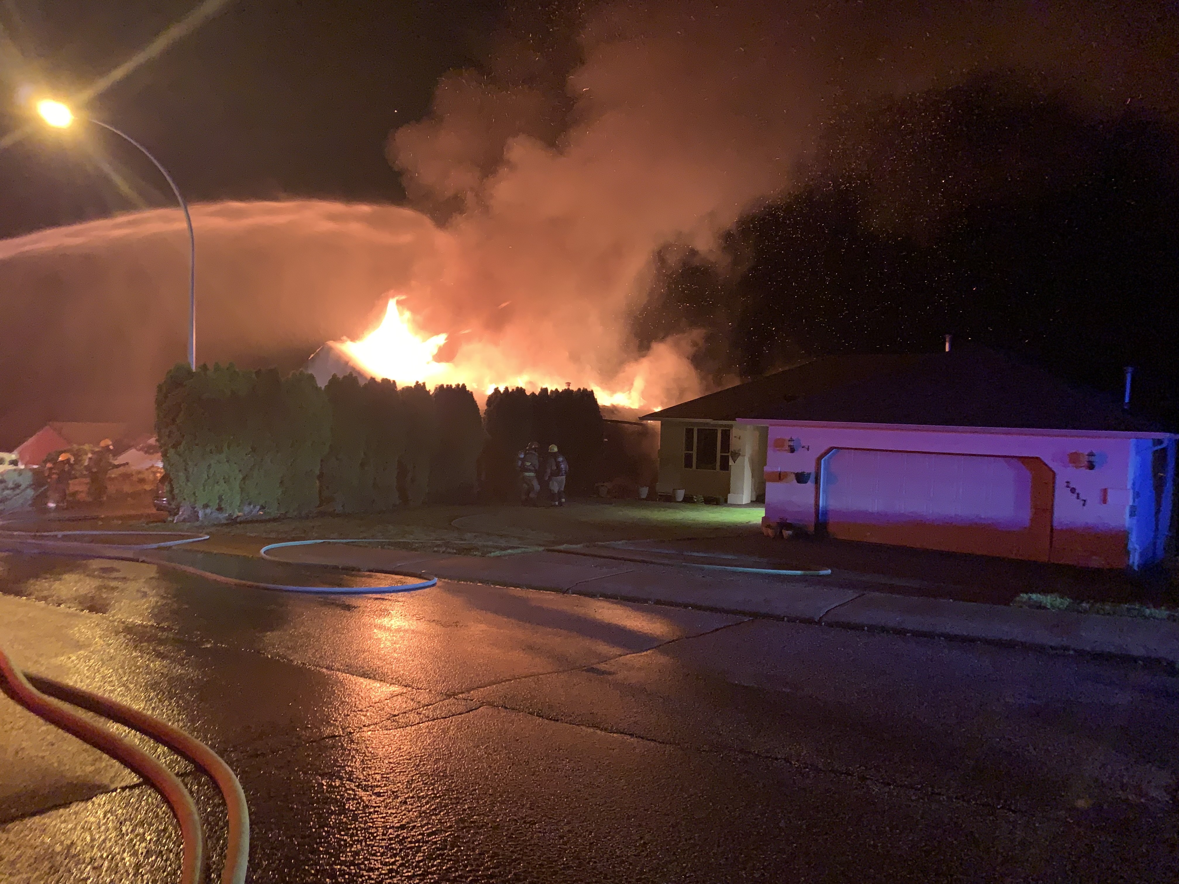 Един човек все още е в неизвестност след голям пожар