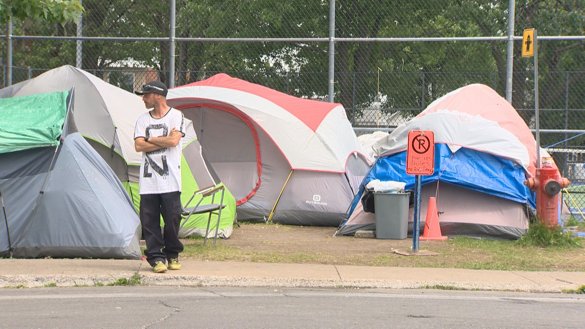 Лагер за бездомното население до тенис корт на улица Bourassa