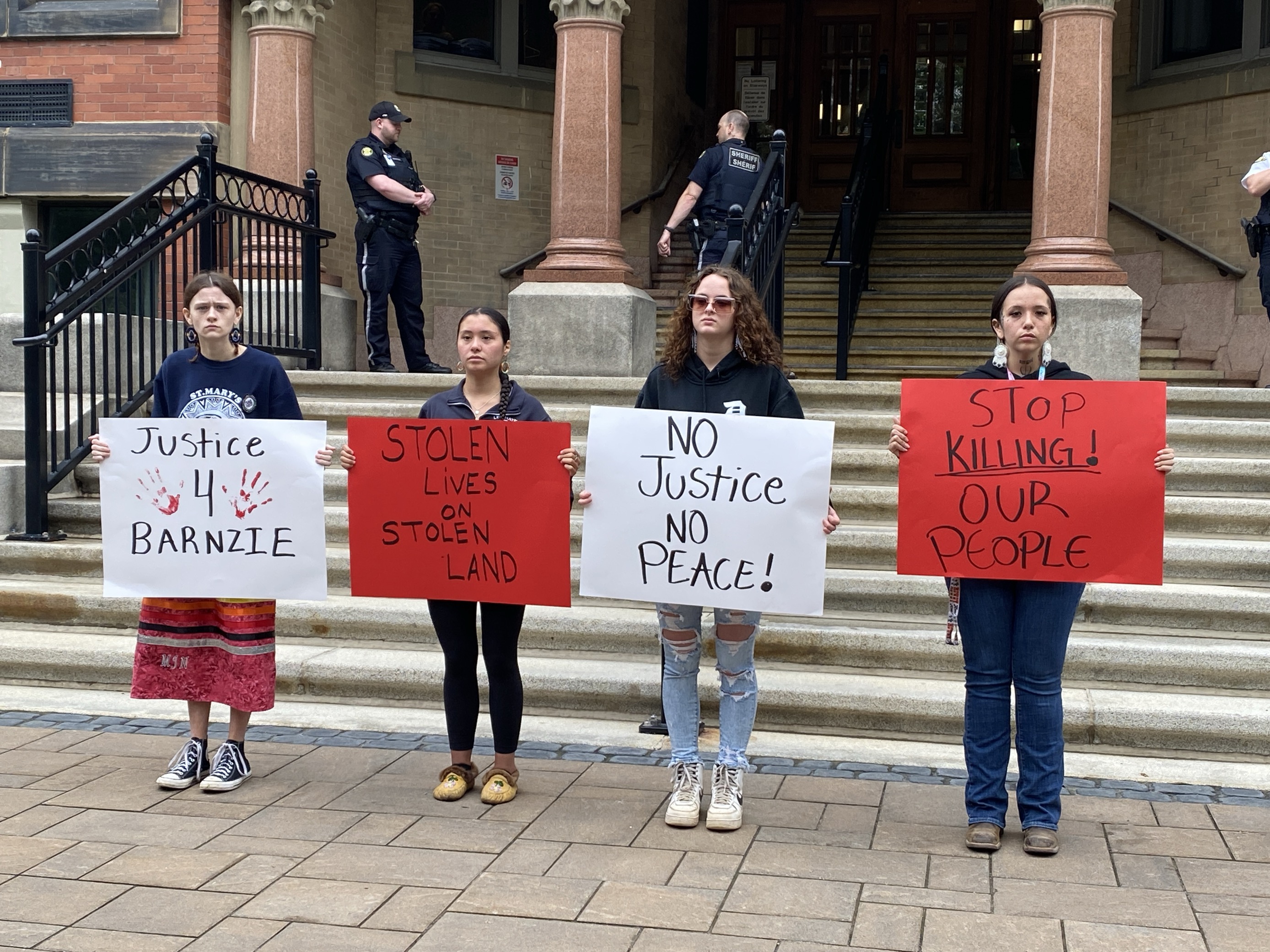 Имаше демонстрация на солидарност пред съда във Фредериктън в понеделник