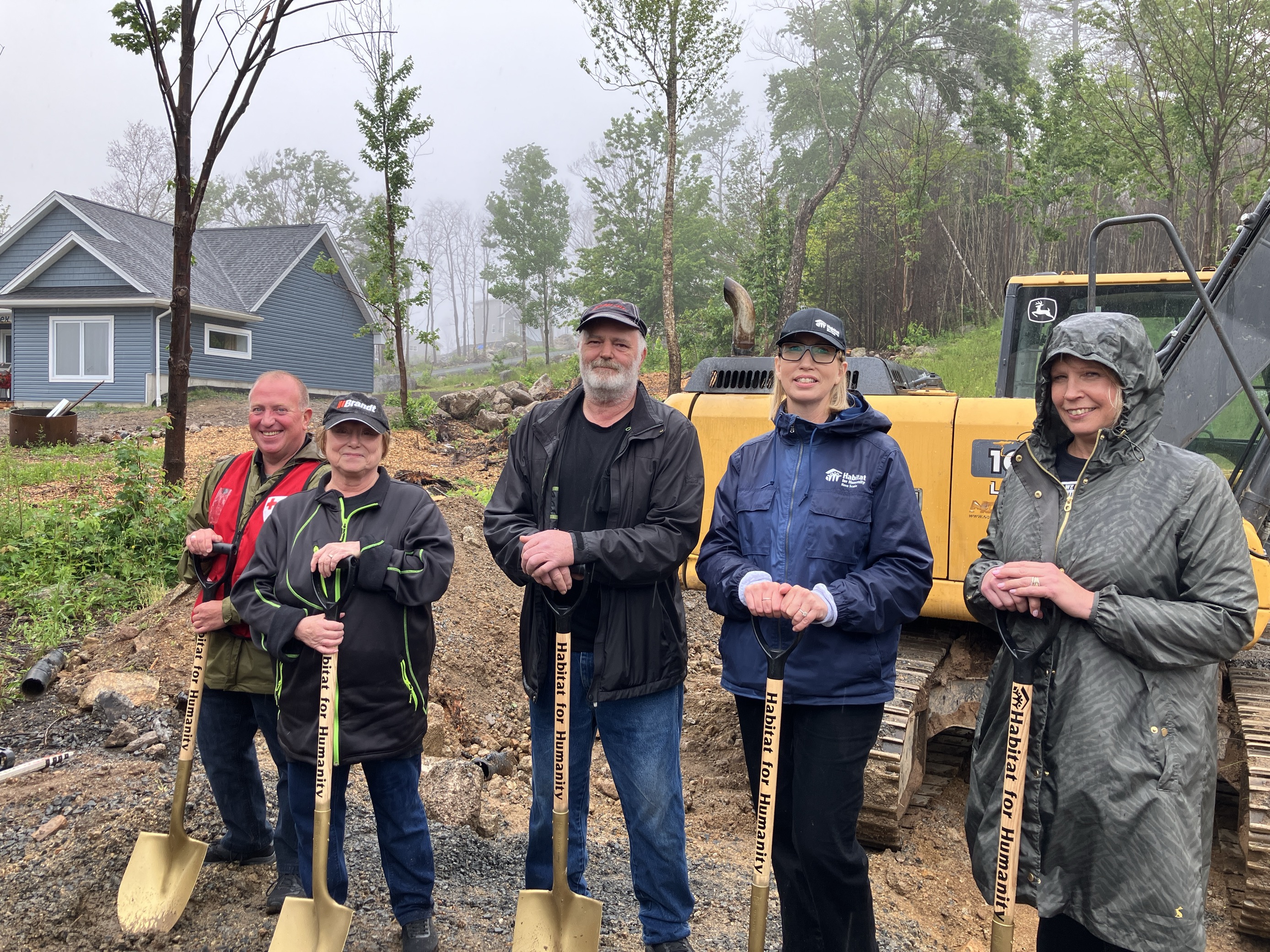 Една година след като домът на Фил Физард и Сю