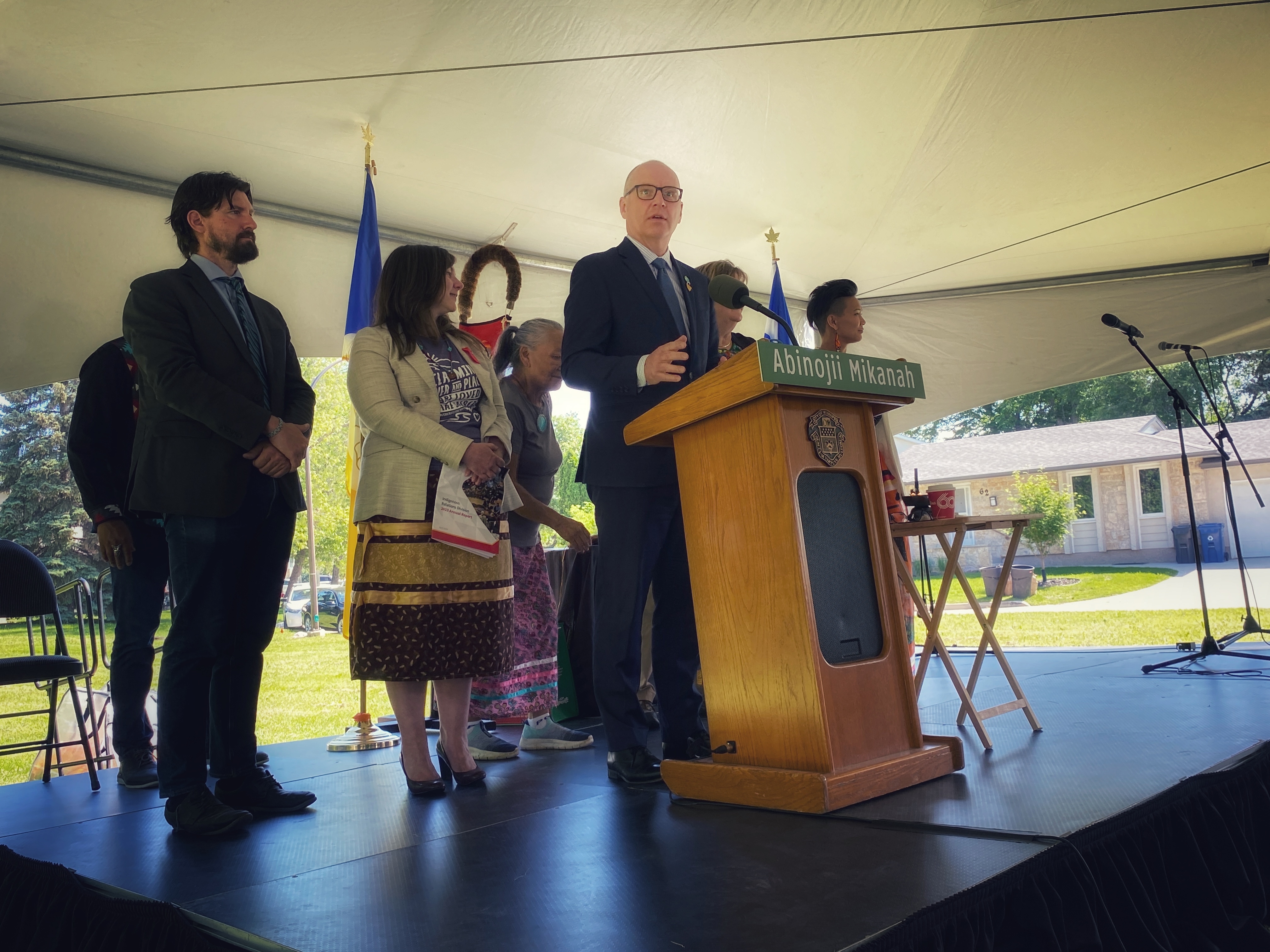 Довиждане булевард Епископ Грандин здравей Абиноджи Микана Град Уинипег официално промени