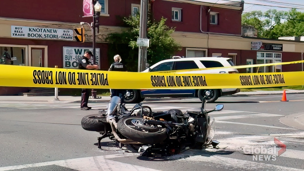 Мотоциклетист беше транспортиран с хеликоптер в болница в Торонто след