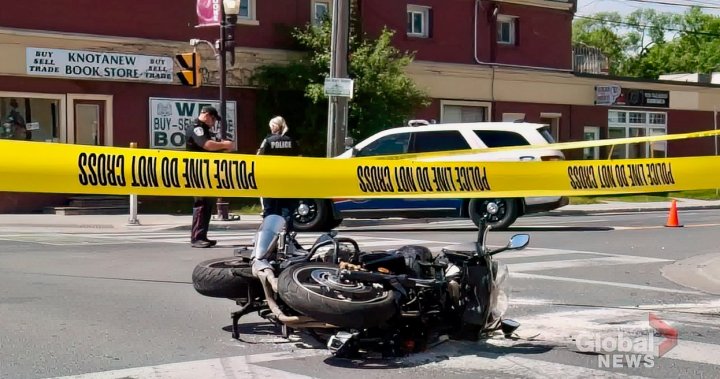 Мотоциклетист беше транспортиран с хеликоптер в болница в Торонто след