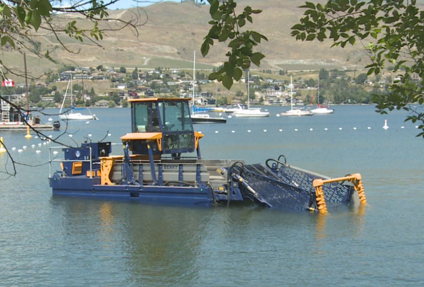 Това е редовна гледка на езерото Оканаган комбайн за събиране