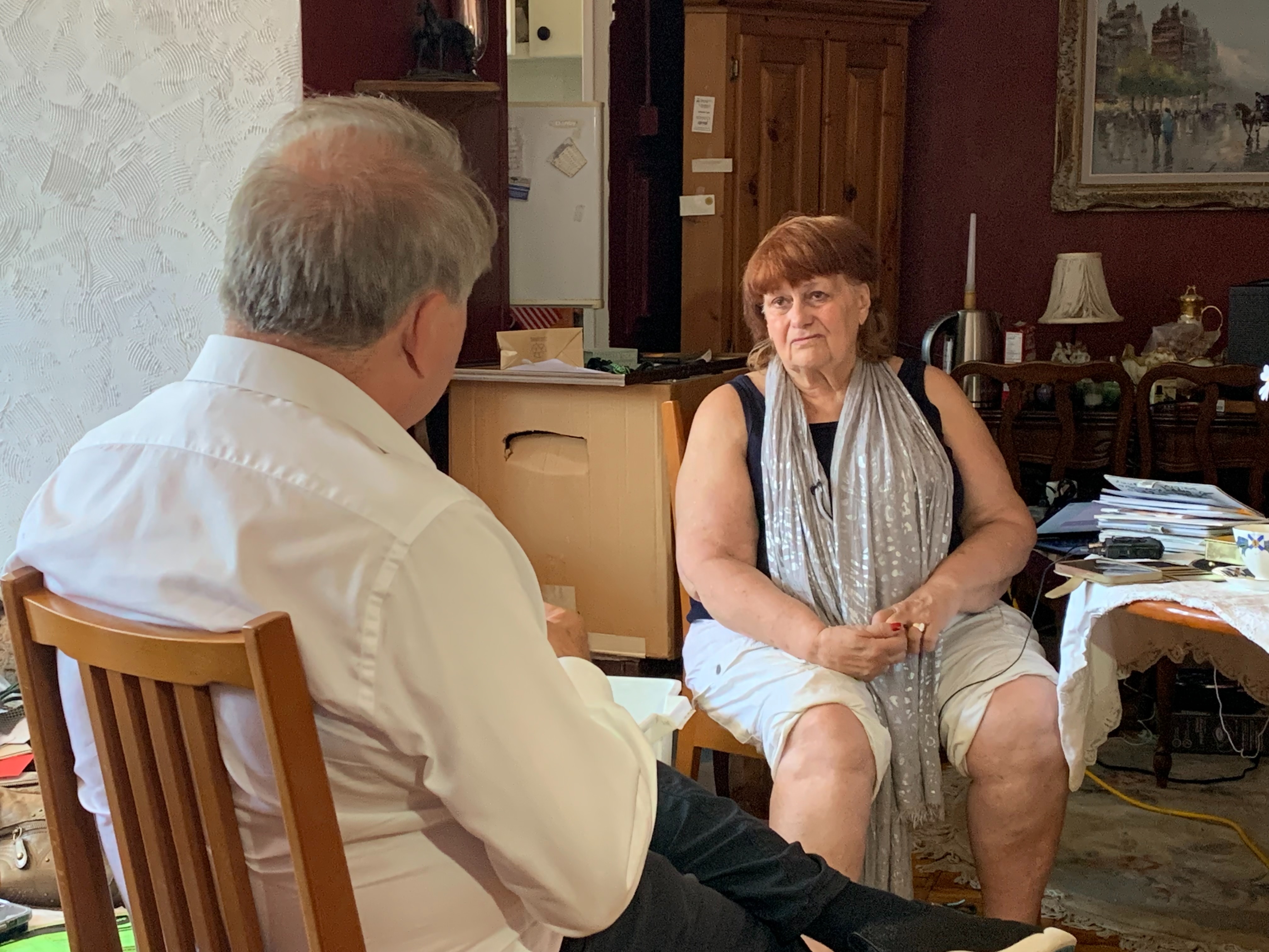 Максин Стърлинг Доу се опитва да остане хладен в апартамента