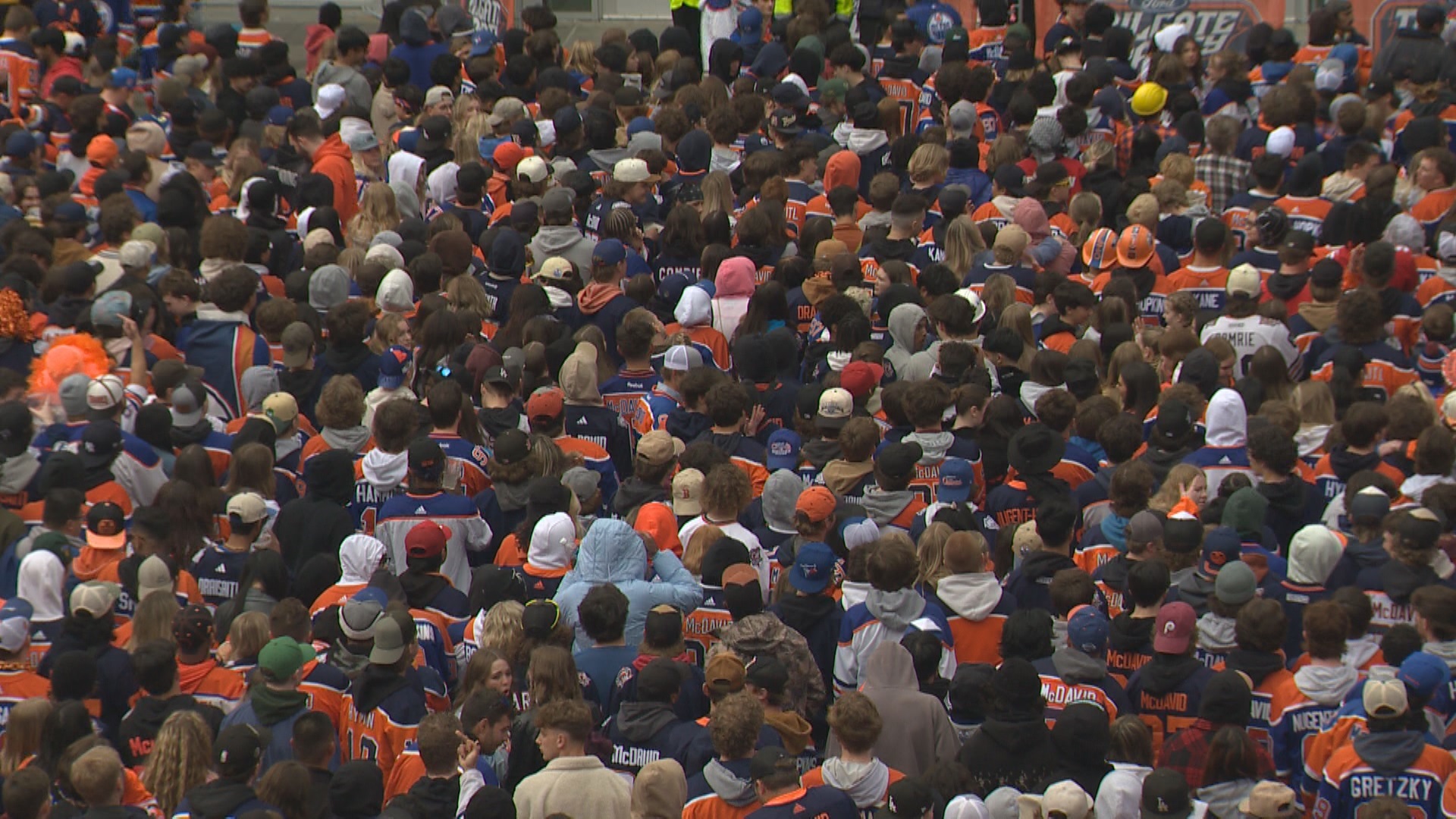 Телефонът в пъба на Кели в центъра на Едмънтън звъни