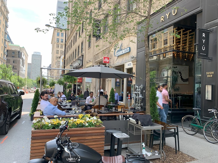 Ресторантьорите в Монреал на които беше наредено да изгонят някои