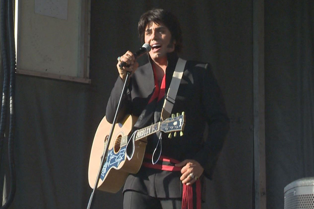 Обичате ли да слушате песни от краля на рокендрола като