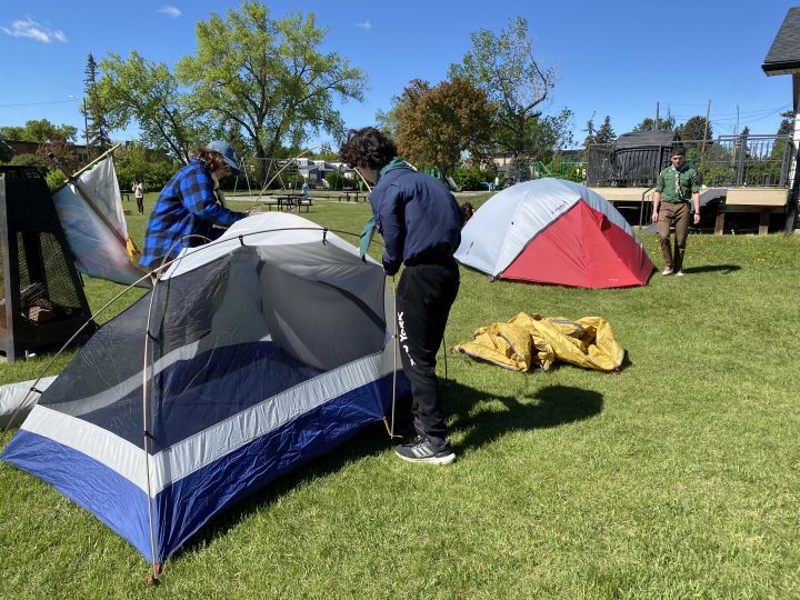 Някои млади жители на Калгар се вълнуват да изиграят ролята