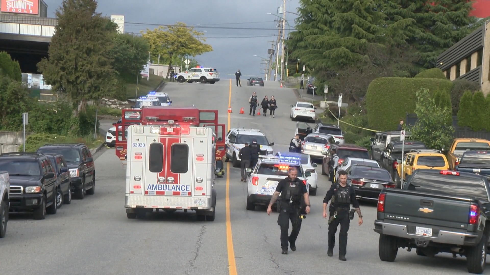 Двама души бяха обвинени след като мъж беше смъртоносно намушкан в