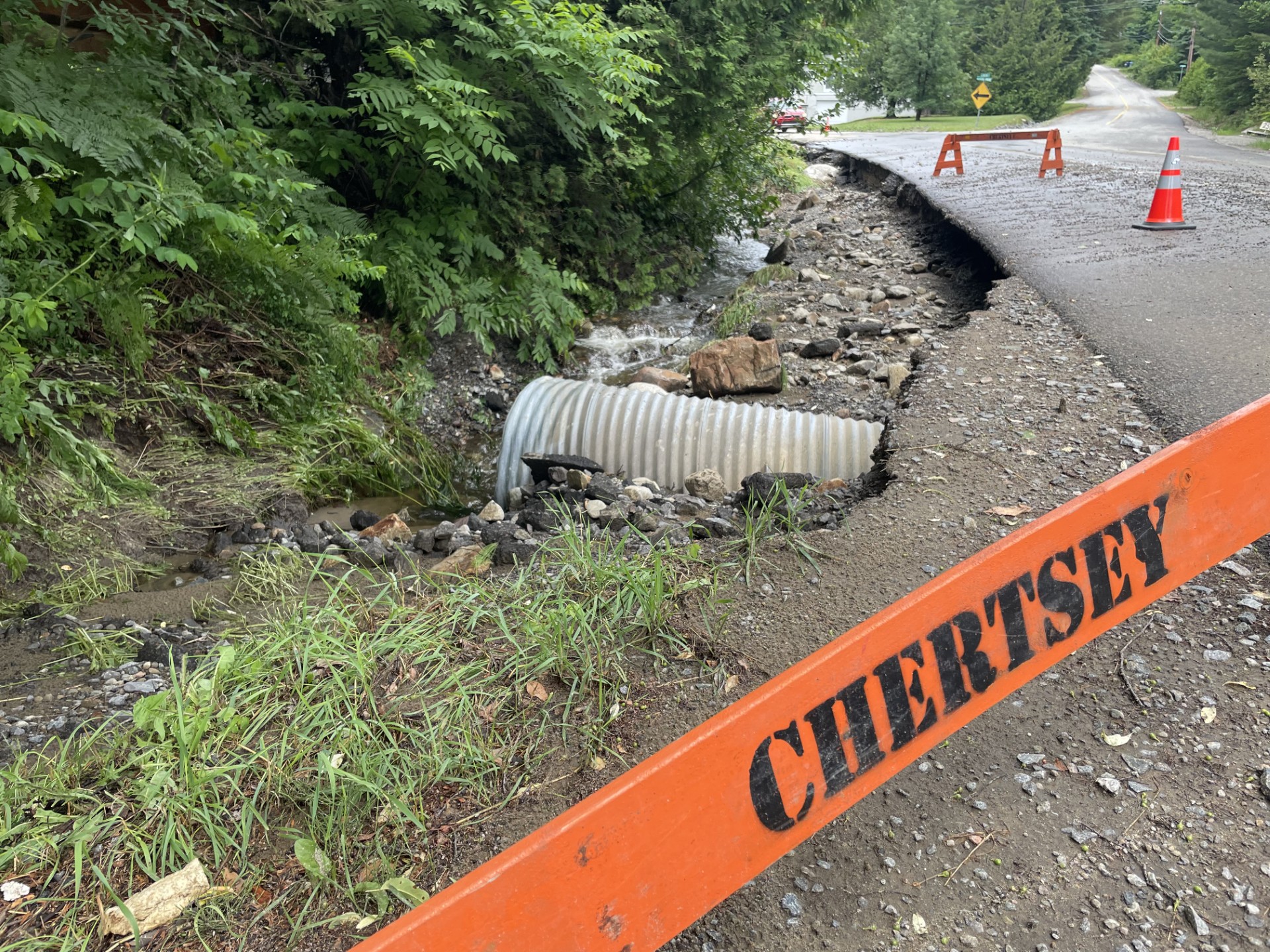 Мощни напомняния за неделната дъждовна буря могат да се видят