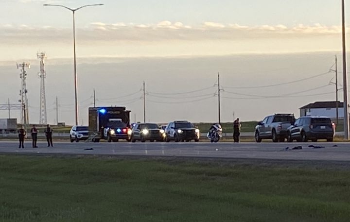 Мъж който е бил блъснат от кола докато се е