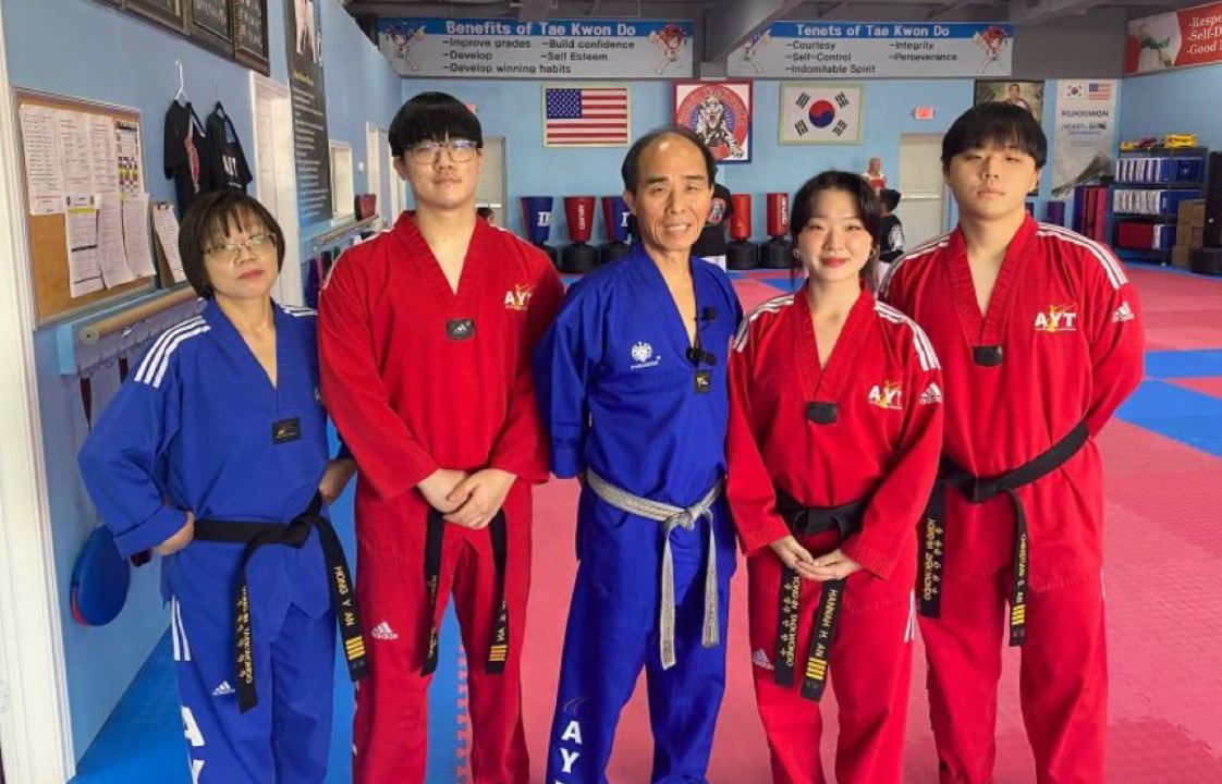 Семейство с черни колани в корейското бойно изкуство таекуондо спаси
