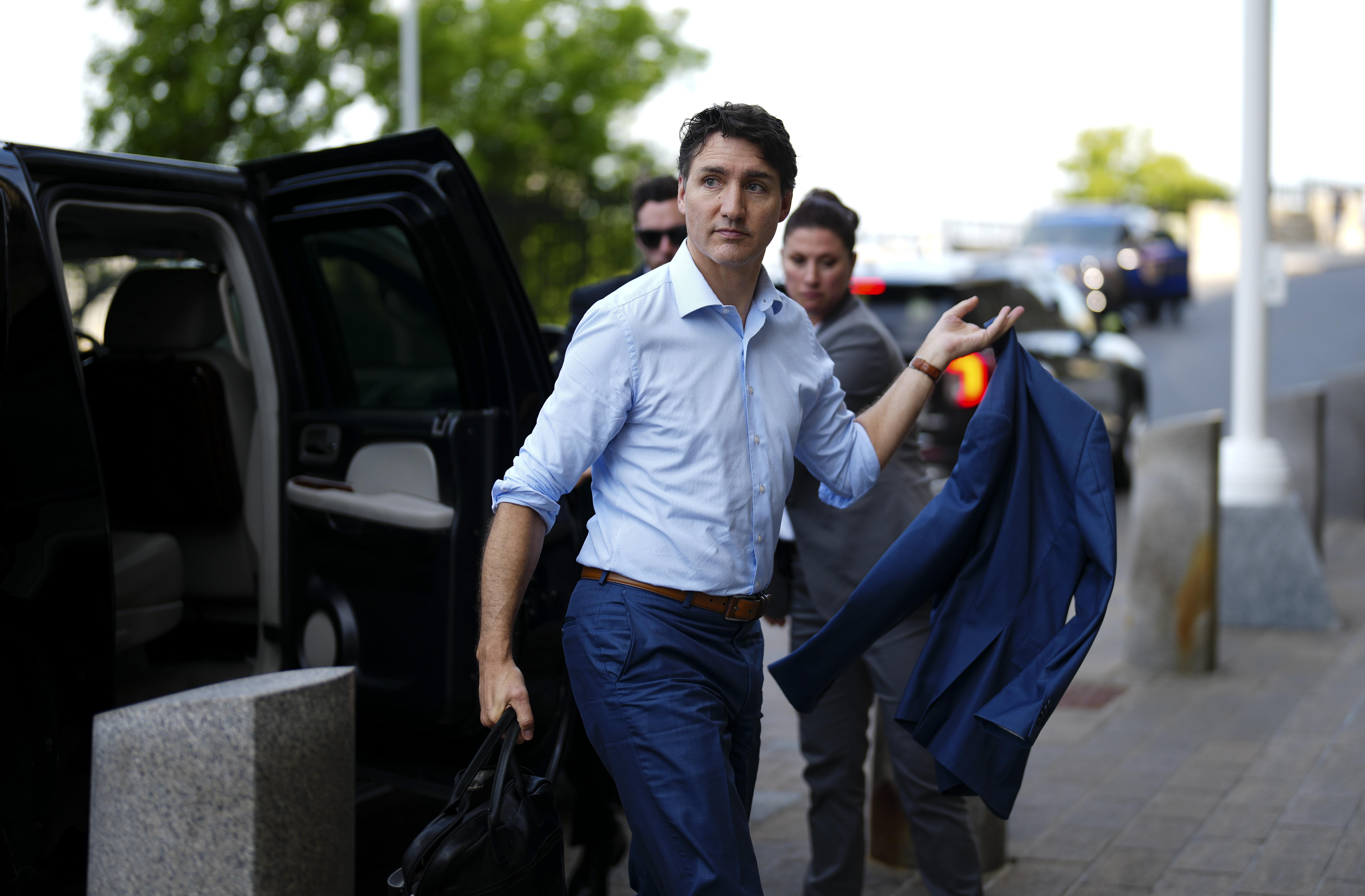 От намаляващата подкрепа за либералите и Джъстин Трюдо до канадците