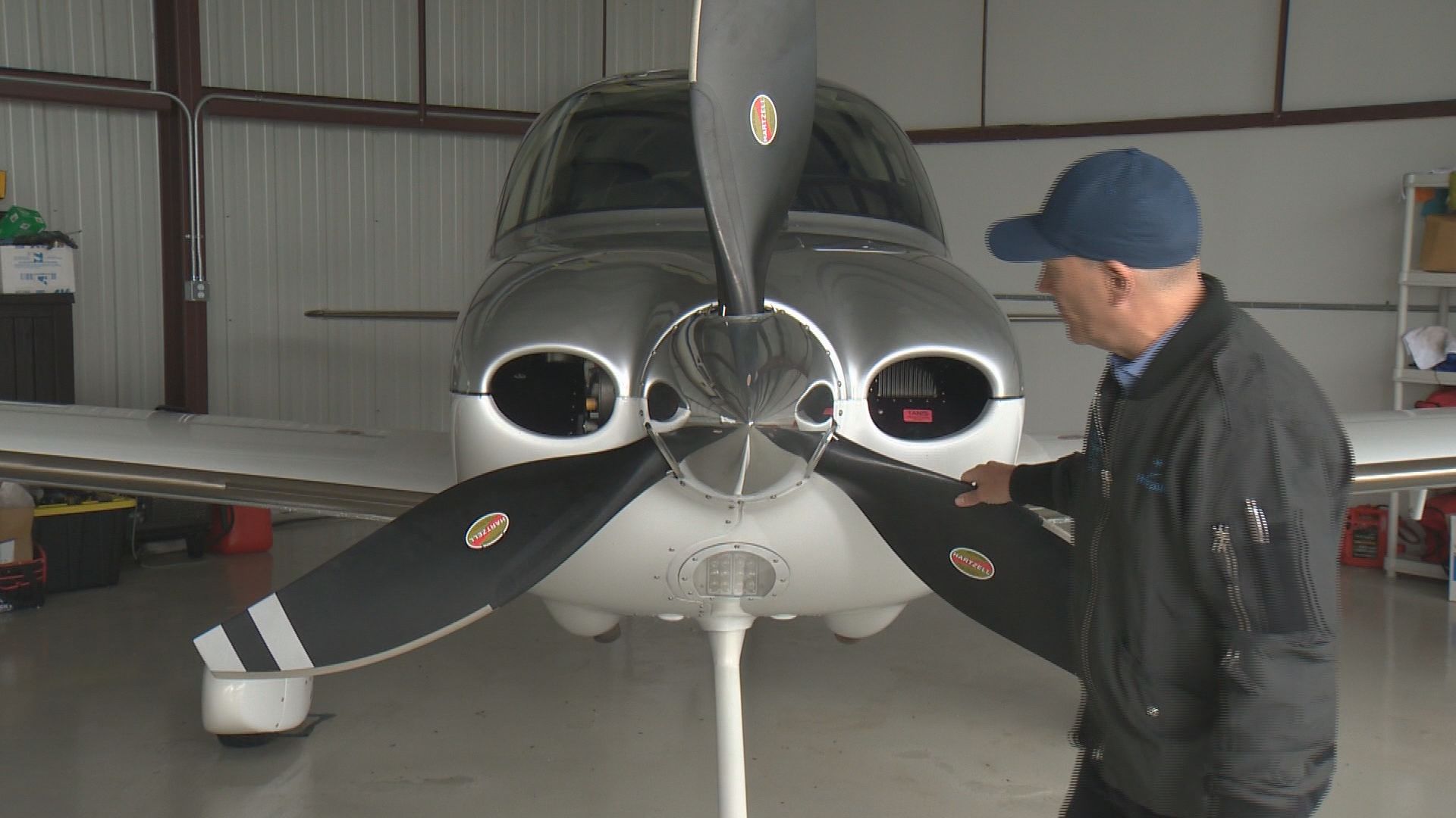 Когато Озиел Гуера се издига в небето със своя самолет