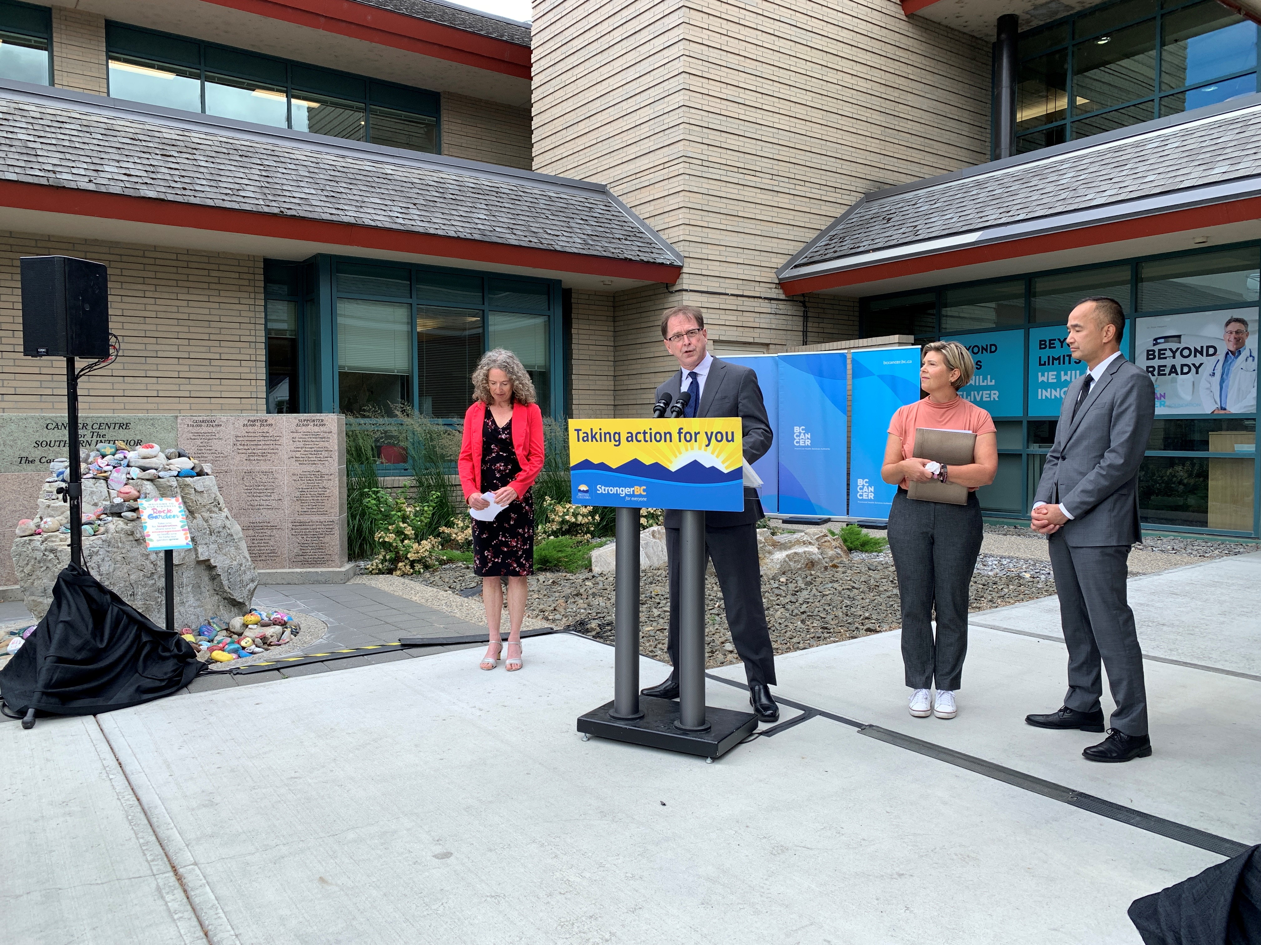 Б К министърът на здравеопазването Адриан Дикс беше в Келоуна в