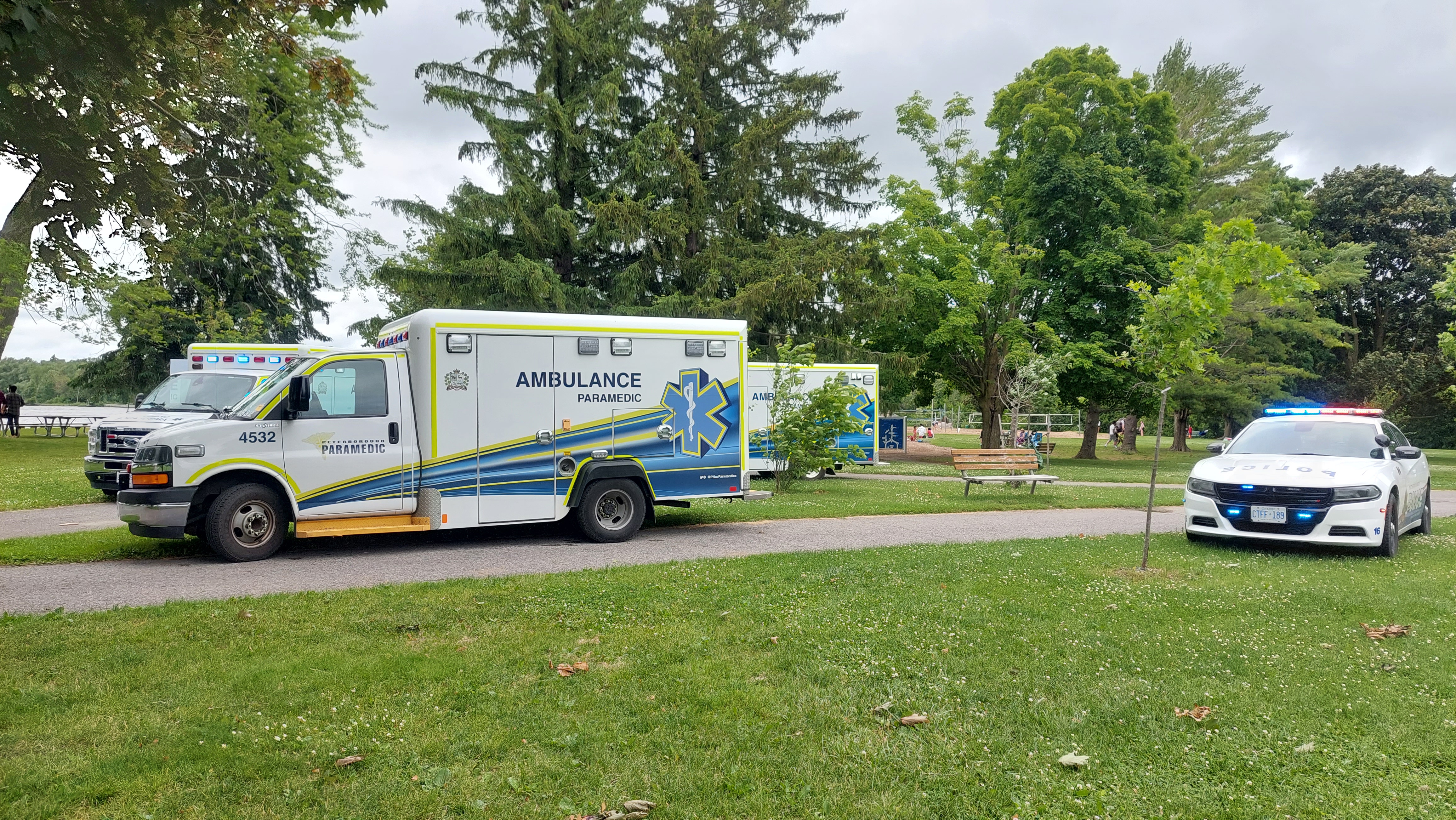 Плувец който беше изваден от Малкото езеро в Питърбъро Онтарио