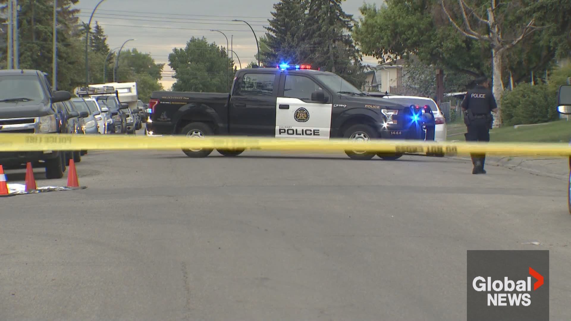 Детективи от отдел Убийства от полицейската служба в Калгари разследват