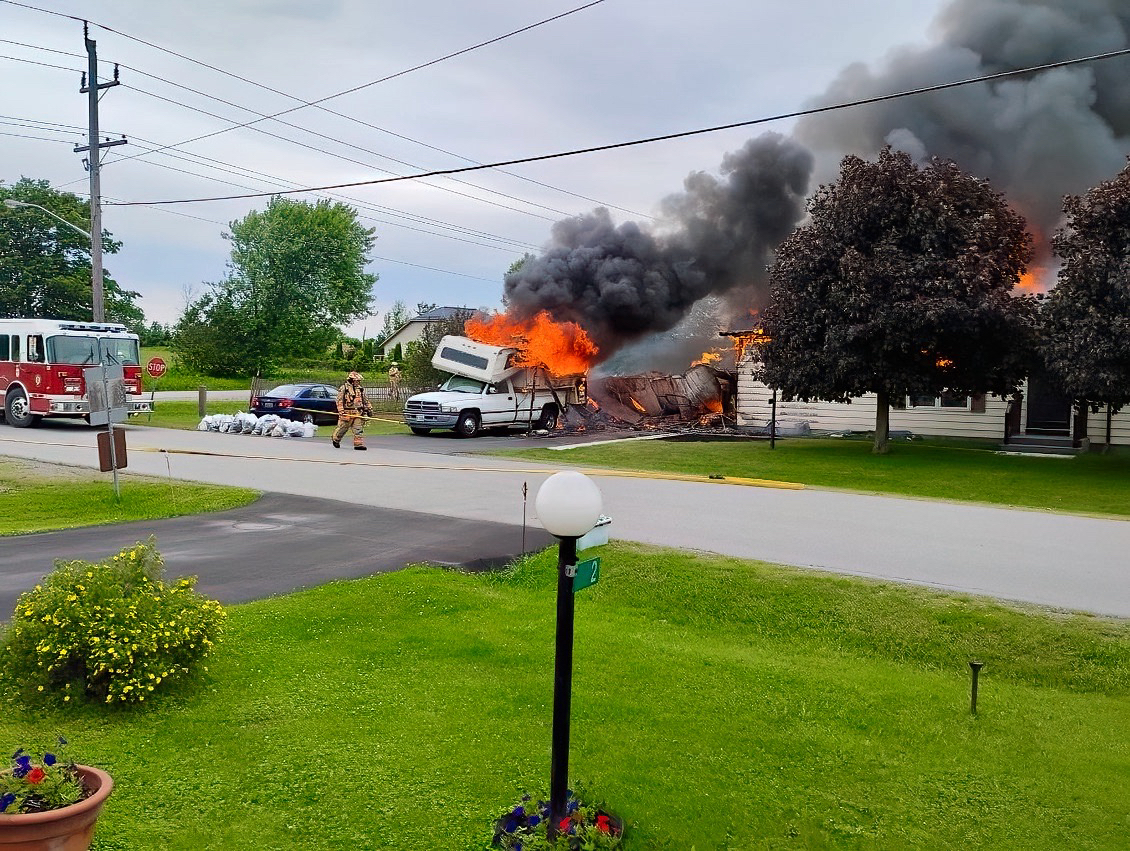 Не са докладвани наранявания след голям пожар в дом в