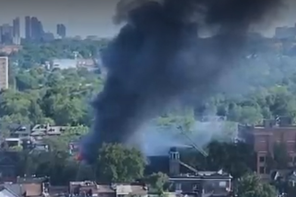 Пожарникарите в момента се борят с пожар с четири аларми