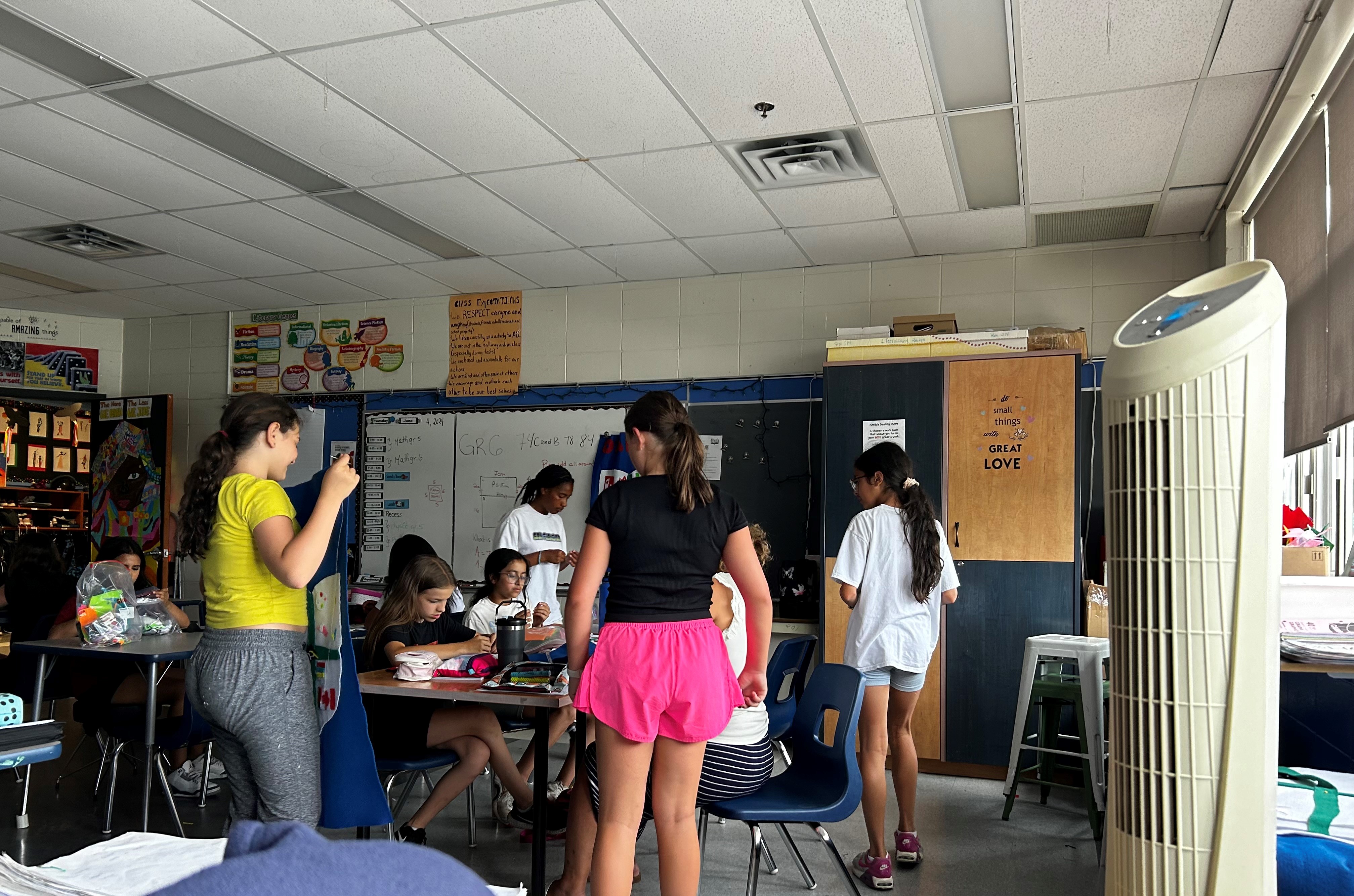 Докато жегата продължава да изпича града децата в началното училище