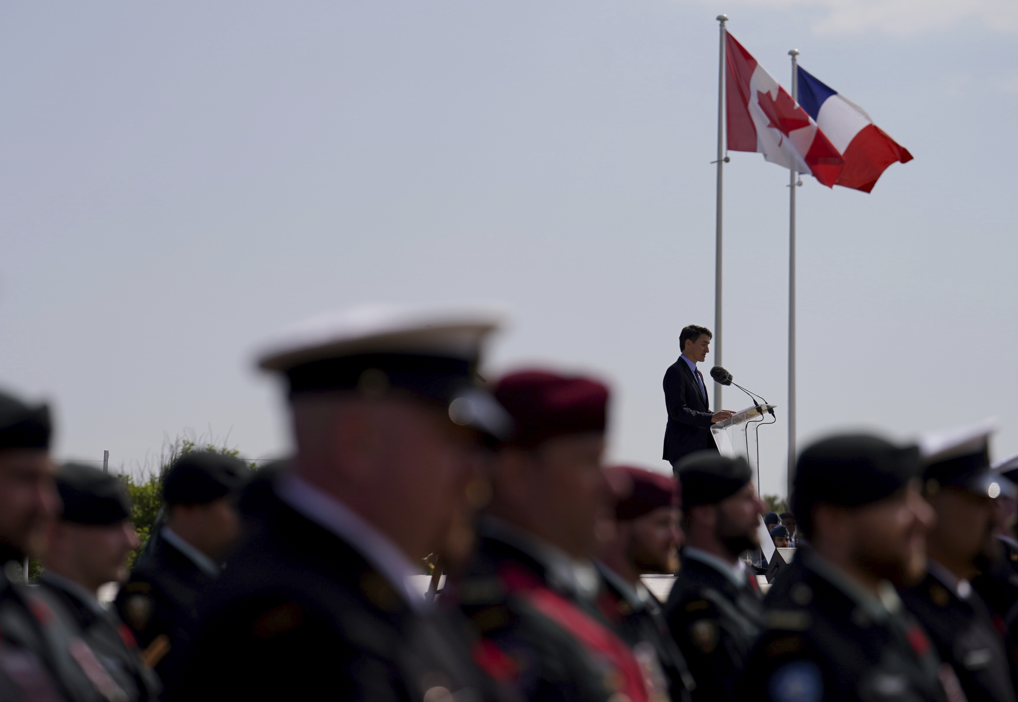 Слънцето грееше на плажовете на Нормандия в четвъртък сутринта докато