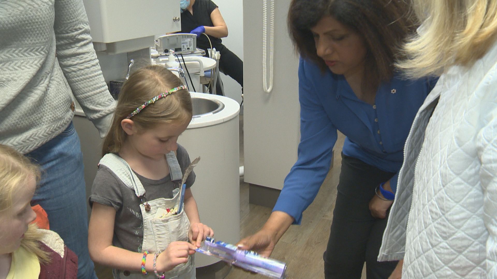 Зъболекари хигиенисти и офис персонал в зъболекарски кабинет в Келоуна