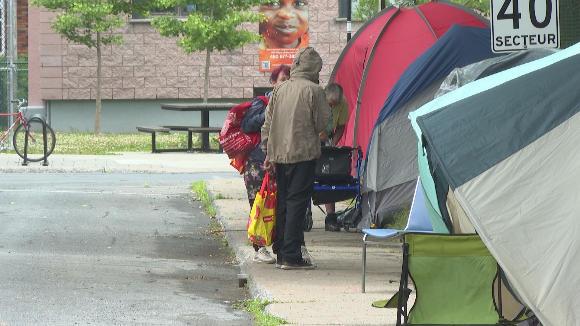 Растящият лагер на бездомните в южния бряг на Монреал доведе