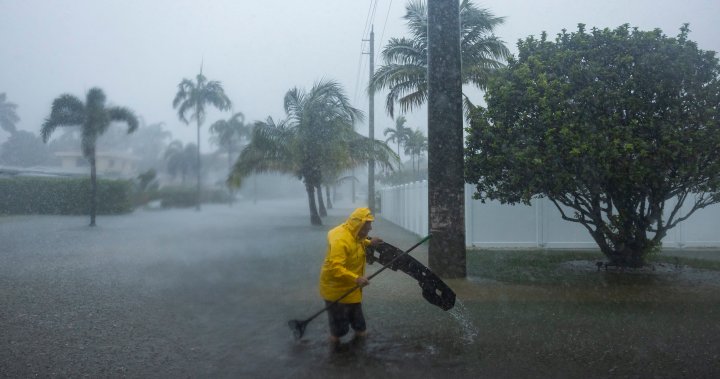 Флорида започва почистване след тежки наводнения: „Колите са разпръснати навсякъде“
