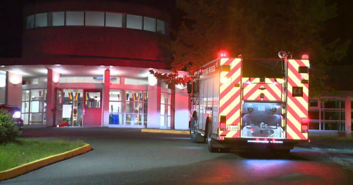 Пожарникарите на Maple Ridge са овладяли пожар в средно училище