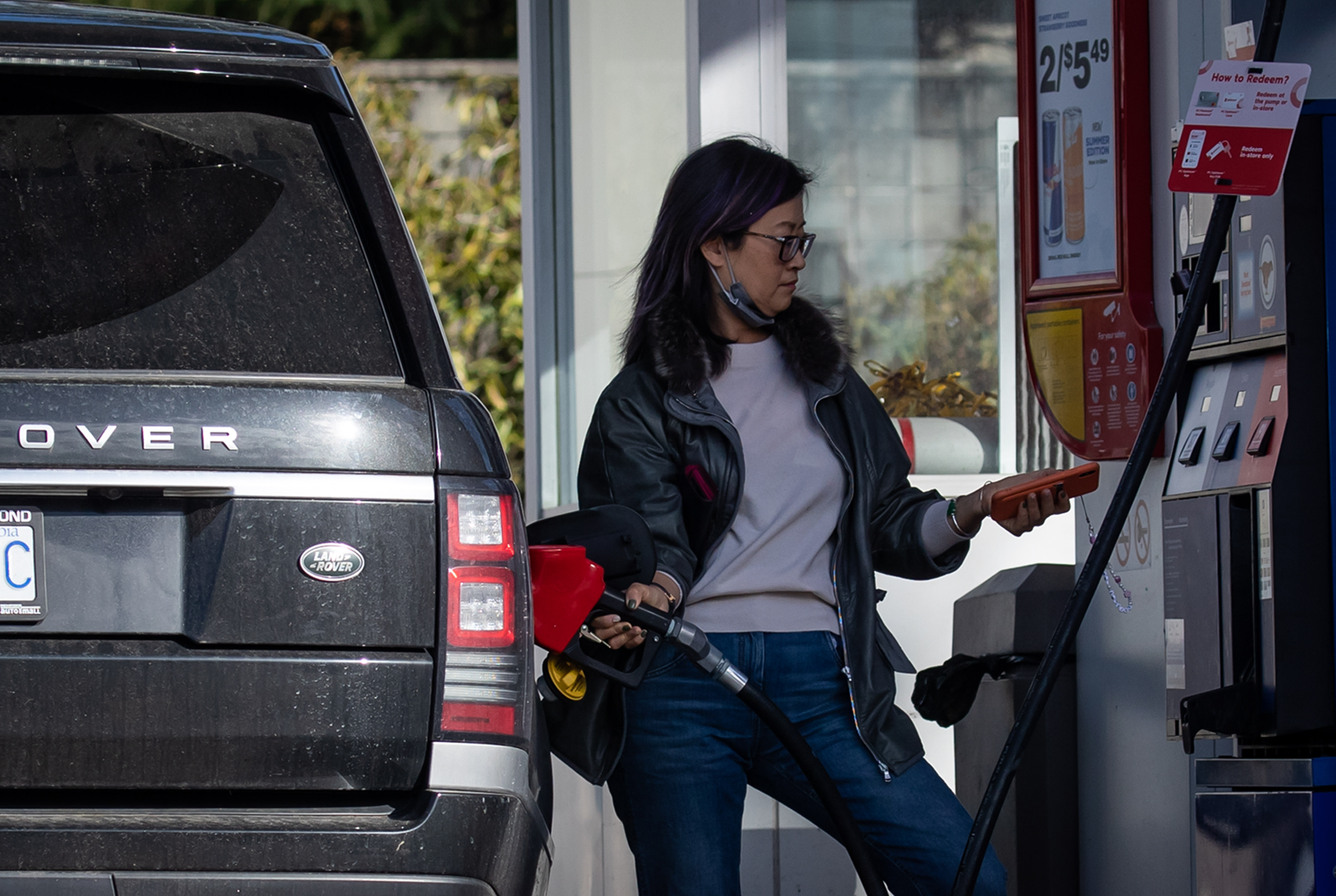 Статистическата служба на Канада казва че продажбите на дребно са