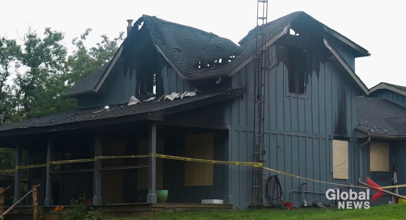 Офисът на пожарникарите разследва пожар унищожил дом в град Хамилтън