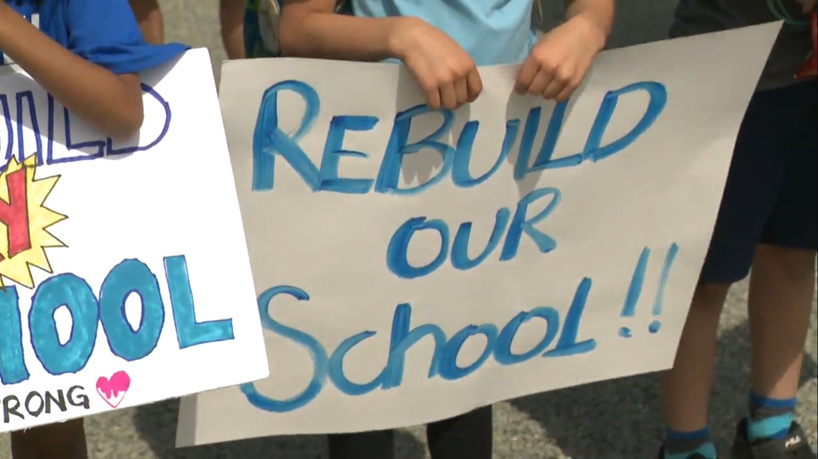 Група родители от Порт Кокуитлам Британска Колумбия търсят отговори кога