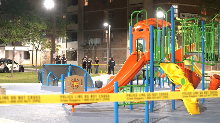 20 годишен мъж е мъртъв след стрелба в Торонто късно в