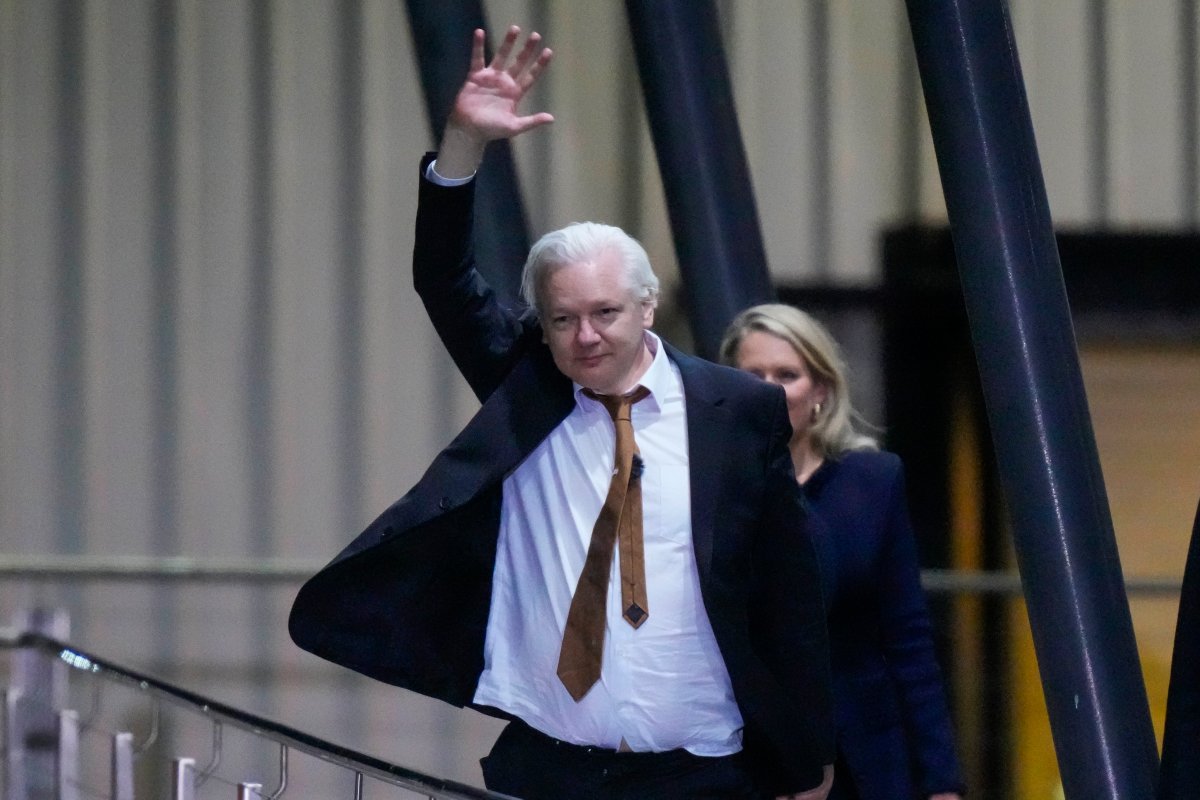 julian assange returns to australia after being freed in plea deal 