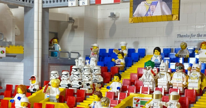 Група от Winnipeg Lego ентусиасти строят до първата по рода