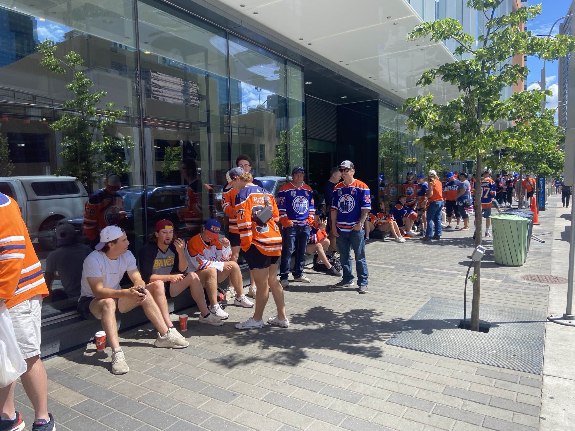 Stanley Cup Final: Edmonton Oilers fans line up for outdoor watch parties hours before Game 7