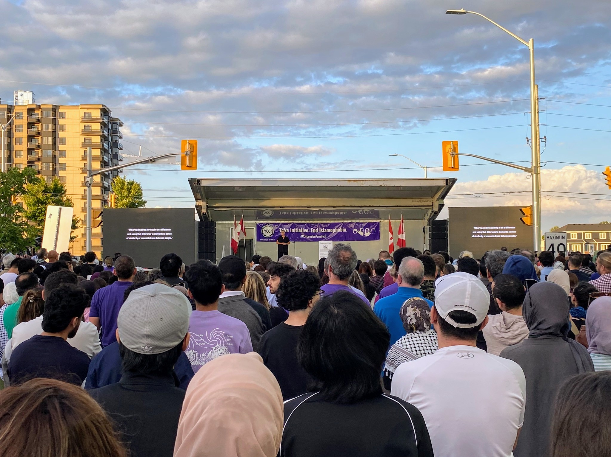 Стотици лондончани се събраха на бдение в четвъртък за да