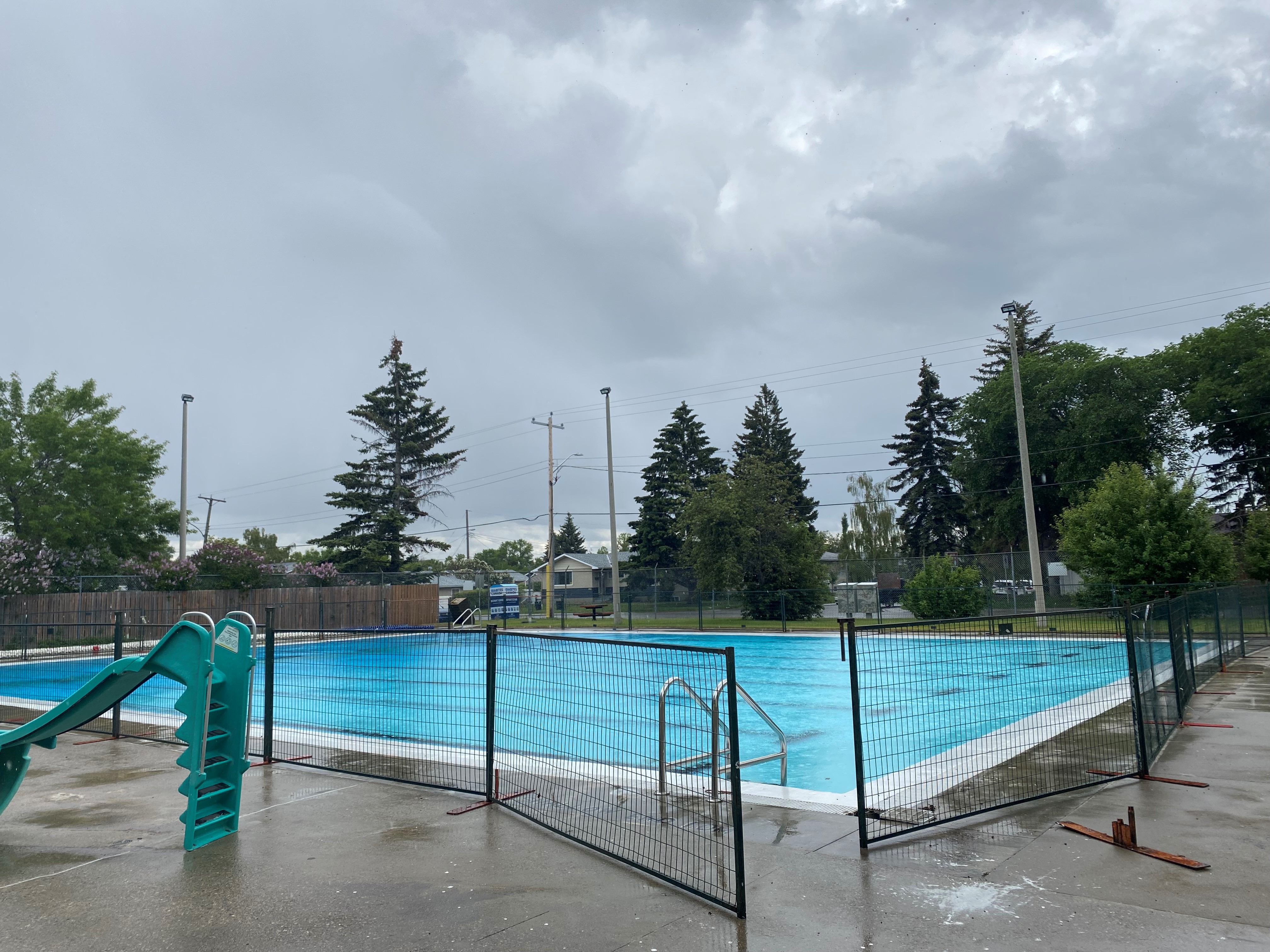 Центровете за отдих в Калгари се справят със спирането на водата